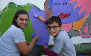 U bojama sunca, prirode i igre: Kako je nastao Mural inkluzije u Cazinu