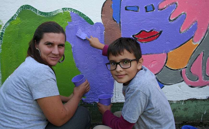 U bojama sunca, prirode i igre: Kako je nastao Mural inkluzije u Cazinu