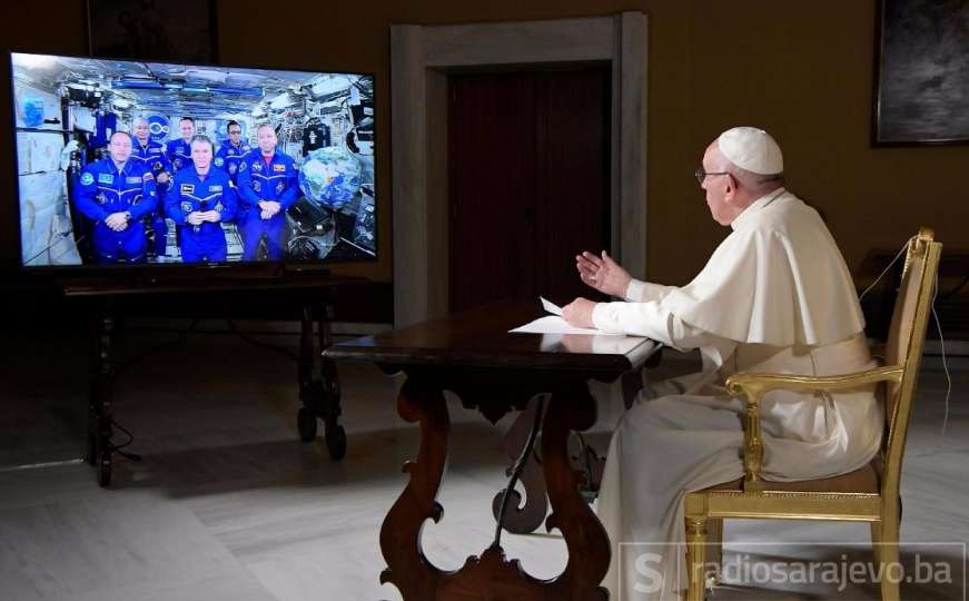 Papa Franjo razgovarao s astronautima: Zemlja je krhka, gledate je Božjim očima