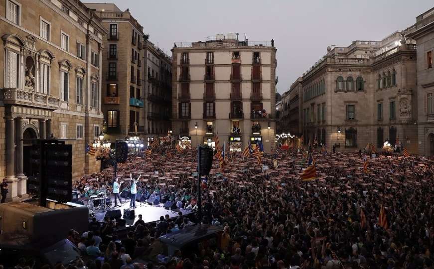 Katalonija ključa: Slavlje i protesti u Barceloni, Madrid objavio prinudne mjere