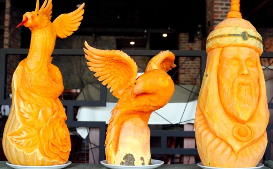 Šef restorana od voća i povrća izrađuje ukrasne figure