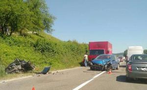 Težak sudar kamiona i automobila kod Živinica, dvije osobe povrijeđene