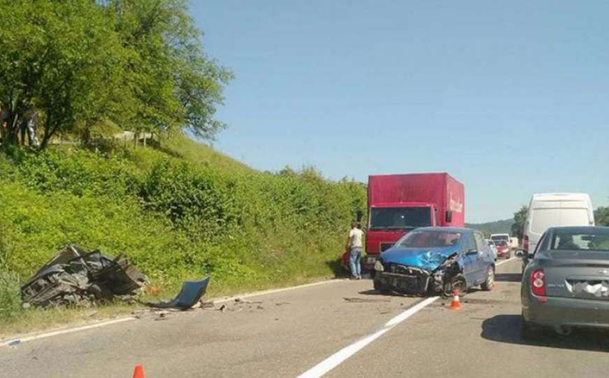 Težak sudar kamiona i automobila kod Živinica, dvije osobe povrijeđene