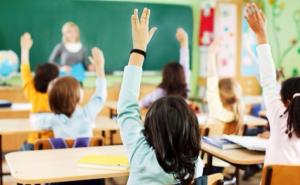 Nova pravila u školama: Nema više obnaživanja grudi, mini suknji, pretjerane šminke