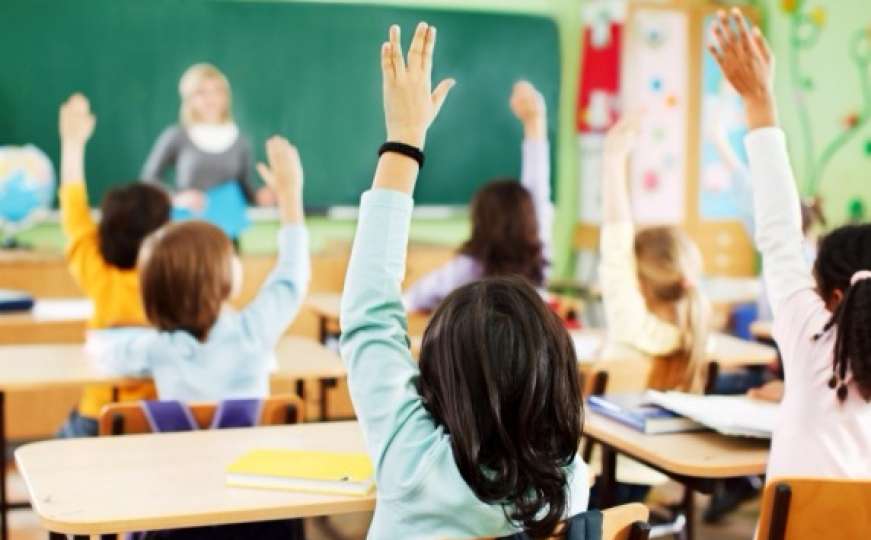 Nova pravila u školama: Nema više obnaživanja grudi, mini suknji, pretjerane šminke