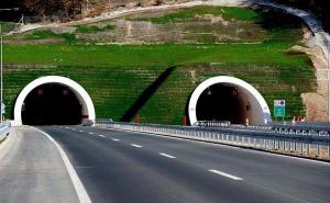 Automobilom udario u betonski zid u tunelu na autoputu A-1