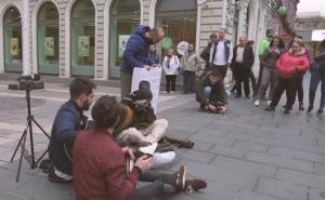 Popularni muzičari prerušili se u beskućnike i iznenadili prolaznike u Sarajevu