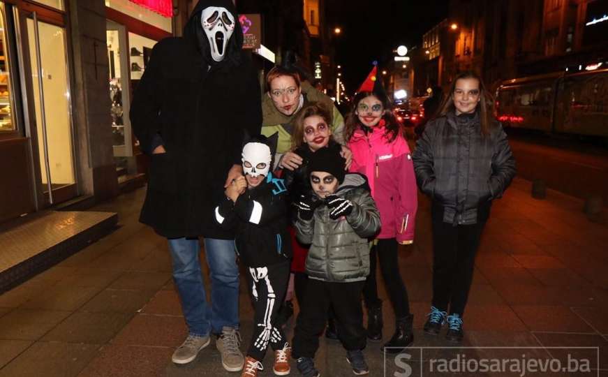 Noć vještica u Sarajevu: Maskirane Sarajke i Sarajlije na ulicama grada