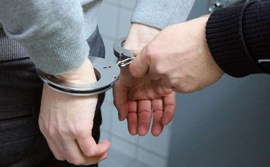 Hapšenje u Cazinu: Kreditni službenik pronevjerio gotovo pola miliona KM