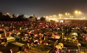 Praznik "Svi sveti" u Sarajevu: Vječna počivališta okupana svijećama i sjećanjem