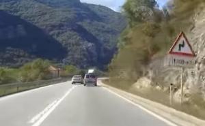 Kamera zabilježila: Izbjegnuta stravična nesreća na putu prema Jablanici