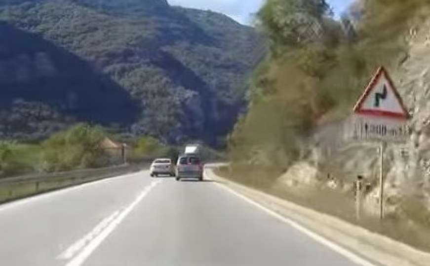 Kamera zabilježila: Izbjegnuta stravična nesreća na putu prema Jablanici
