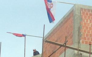 Zastava Srbije vijori se na građevinskom objektu u izgradnji 