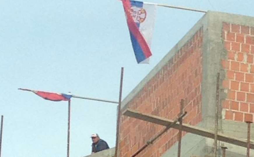 Zastava Srbije vijori se na građevinskom objektu u izgradnji 
