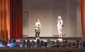 Interaktivna predstava: Seka i Braco učili prvačiće o sigurnosti u saobraćaju