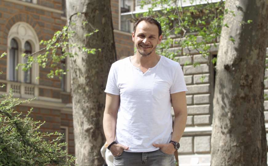 Enis Bešlagić održao predavanje u Frankfurtu: Narod u BiH je 25 godina gladan