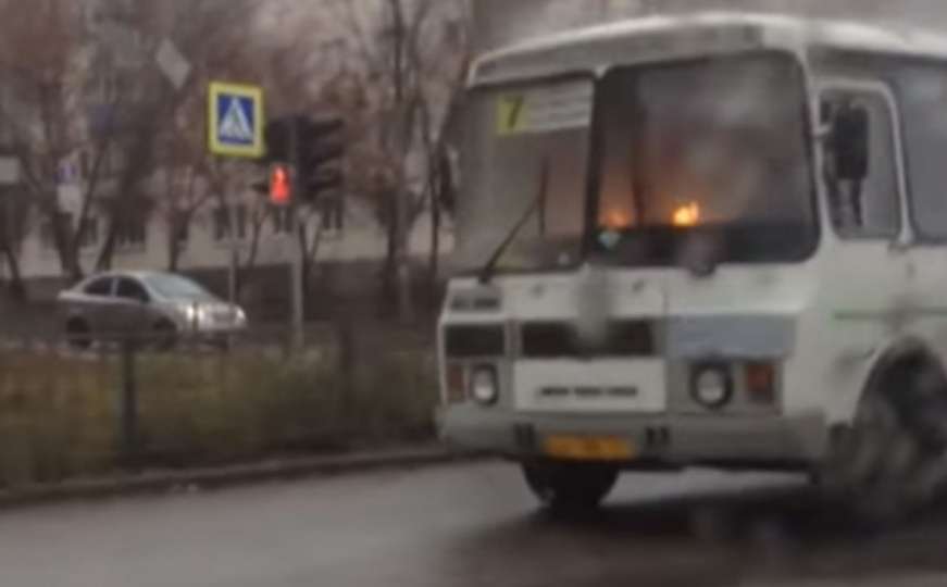 Samo u Rusiji: Vozio zapaljeni autobus kroz centar grada