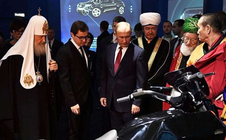 Putin s muftijom i patrijarhom: Svi oduševljeni motociklom Kalašnjikov