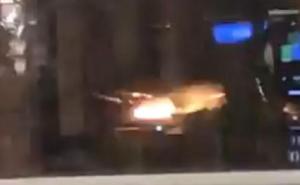 Dramatičan snimak: Avionu se tokom slijetanja zapalio motor