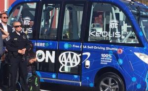 Autobus koji sam vozi doživio sudar na prvoj vožnji