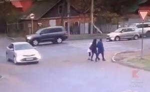 Uznemirujući snimak: Na trotoaru pokosio bračni par s djetetom
