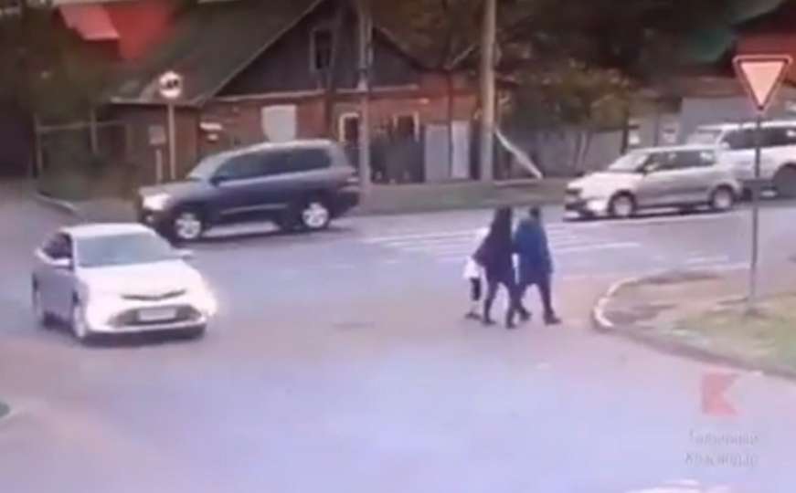 Uznemirujući snimak: Na trotoaru pokosio bračni par s djetetom