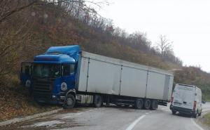Povrijeđen 20-godišnjak u slijetanju šlepera s ceste kod Jajca