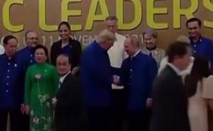 Putin i Trump rukovali se na samitu u Vijetnamu