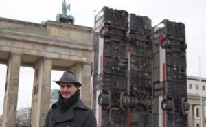 Simbol opsade Halepa: Tri autobusa vertikalno izložena u Berlinu