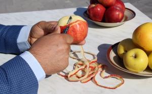 Želi u Guinnessovu knjigu rekorda: Ogulio koru jabuke u dužini od pet metara