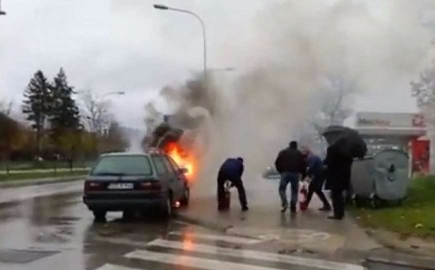 Nakon jake eksplozije zapalio se automobil u centru Banje Luke