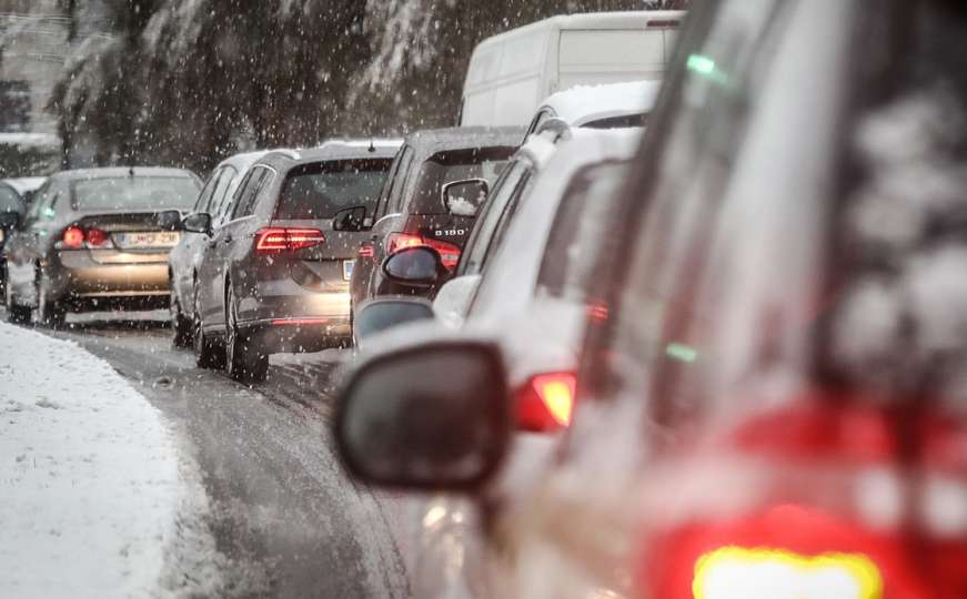 Prvi ovosezonski snijeg u Sloveniji uzrokovao brojne probleme