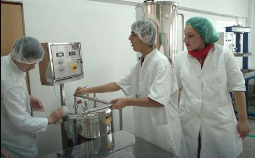Učenici prehrambene škole proizvode i prodaju sokove kako bi finansirali praksu