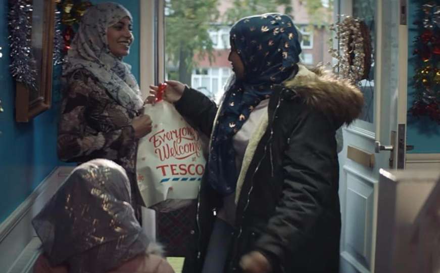 Lanac supermarketa u božićnu reklamu stavio muslimansku porodicu, ljudi pobjesnili