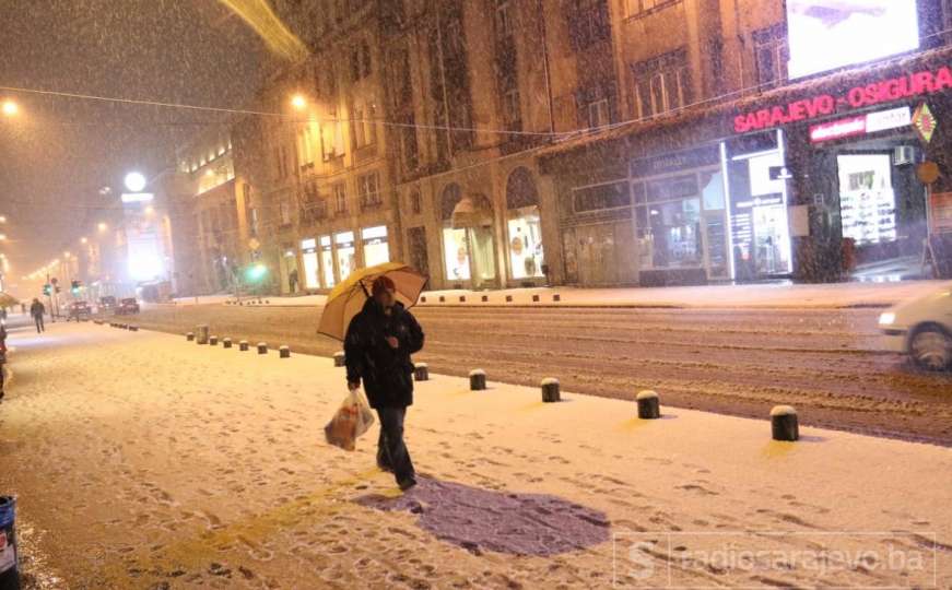 Snježni pokrivač prekrio ulice Sarajeva 