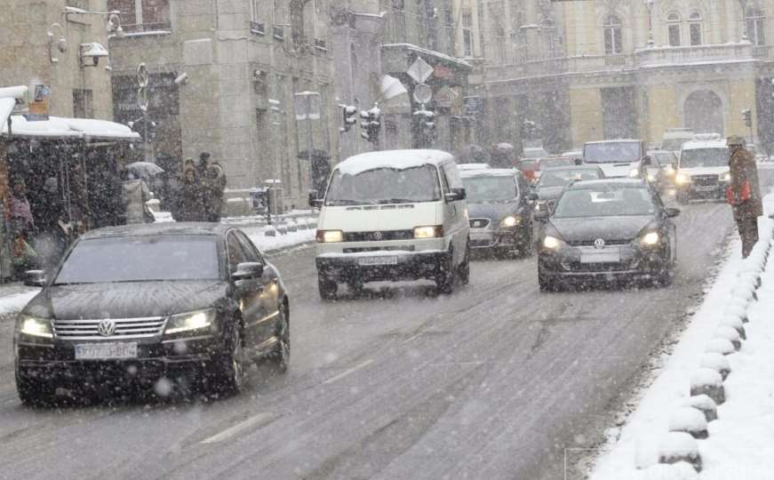 Zbog ugaženog snijega zabranjen promet za teretna vozila preko Romanije
