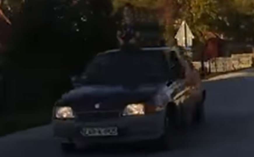 Policija otkrila vozača koji je kod Viteza vozio dijete na krovu automobila