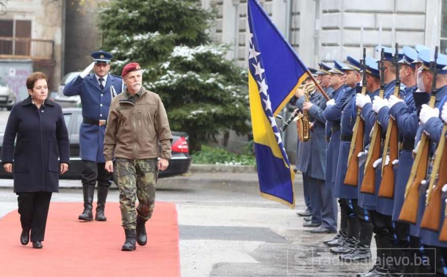 Delegacija Vojnog komiteta NATO-a svečano dočekana ispred Doma OSBiH