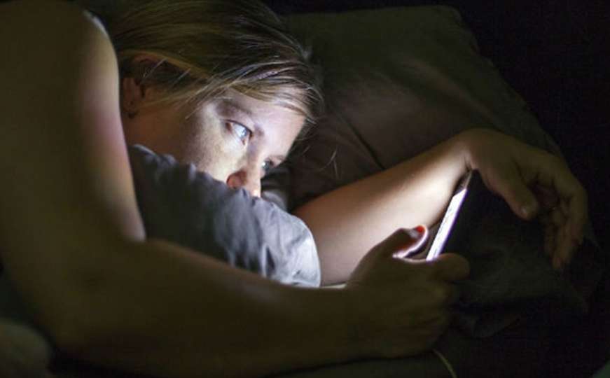 Trećina ljudi koristi mobitel usred noći, a polovica odmah po buđenju