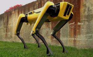 Žuti robopas veselo trčkara bez "glave"