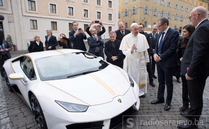 Papa Franjo dobio Lamborghini, ali ga neće koristiti kao "papamobil"