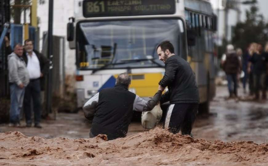 U poplavama u Grčkoj poginulo 14 osoba 