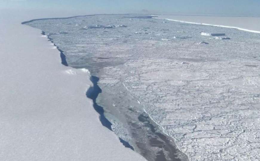 NASA objavila fotografije: Prvi put snimljen ledenjak koji pluta okeanom
