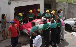 Rosario: Vatrogasci rušili zid da iz kuće izvuku ženu tešku pola tone