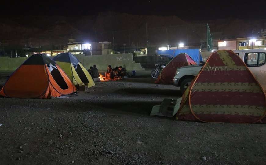 Nakon zemljotresa: Porodice noći provode pod otvorenim nebom