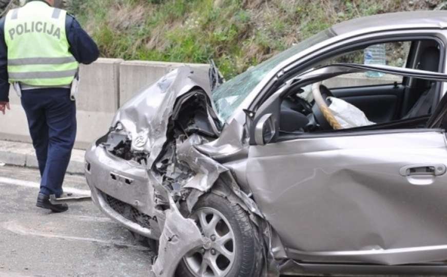 Saobraćajna nesreća kod Lukavca: Više osoba povrijeđeno, saobraćaj obustavljen