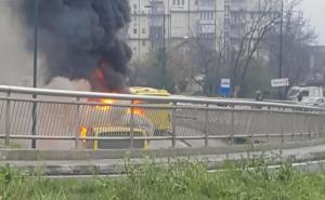 Sarajevo: U naselju Stup se zapalilo vozilo GRAS-a, vatrogasci na terenu