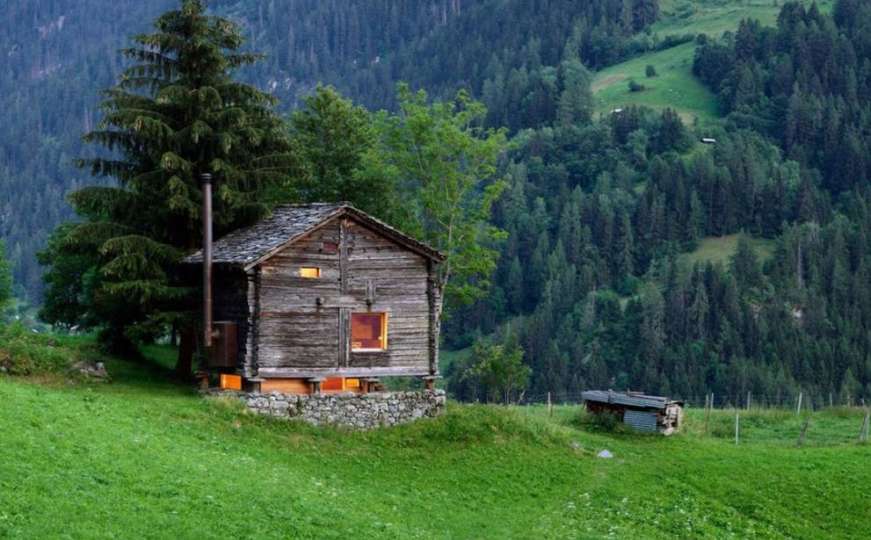 Predivan i topao interijer: Zavirite u šarmantnu kolibu u Alpama