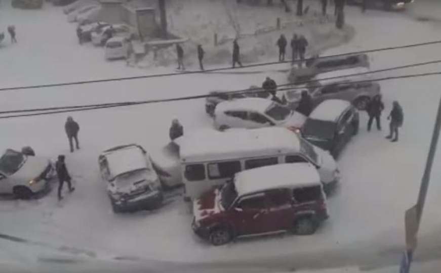 "Skliski" Vladivostok: Zbog snijega za jedan dan zabilježeno 256 sudara