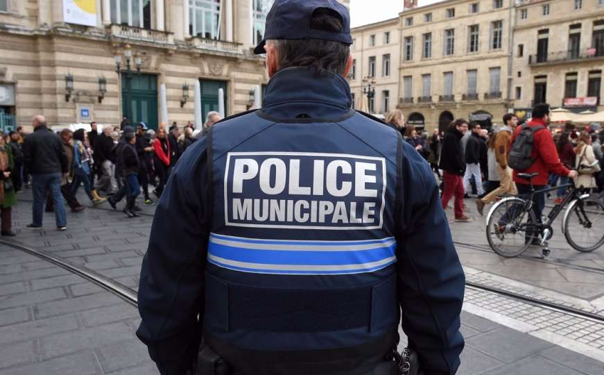 Pariz: Policajac ubio punca i dvoje komšija, pa počinio samoubistvo